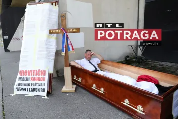 Spava u lijesu, pere zube u Ministarstvu. Potraga donosi priču o nemilosrdnoj borbi za posao organizacije pogreba