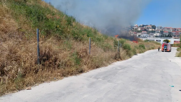 VIDEO/FOTO Gori u Splitu: Na terenu je 20 vatrogasaca i &scaron;est vozila, u prilog im ne ide jaki vjetar