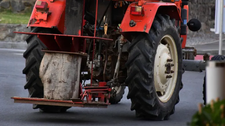 Sjeo za traktor s 4,17 promila alkohola u krvi, prevrnuo se, ispao sa sjedala pa odvezen u bolnicu