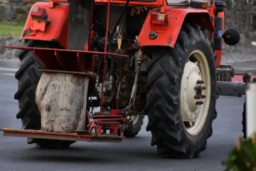 Sjeo za traktor s 4,17 promila alkohola u krvi, prevrnuo se, ispao sa sjedala pa odvezen u bolnicu