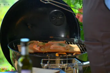 Špiček je odreske tune pekao na dasci od cedrovine