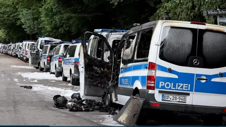 U M&uuml;nchenu zapaljeno osam vozila njemačke policije. Sumnja se da je požar podmetnut zbog summita G7