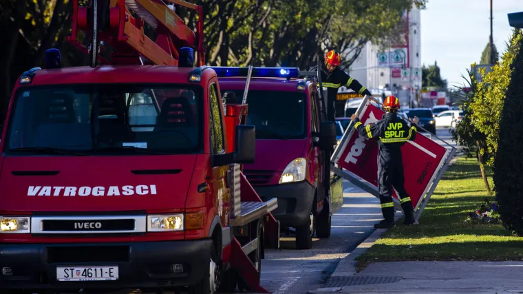 Žena preminula u požaru stana, susjedi se navodno žalili da stalno navlači otpad
