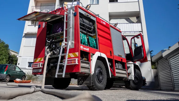 Eksplozija pa gusti crni dim kraj vrtića i &scaron;kole uznemirili Rovinjane. Vatrogasci na terenu