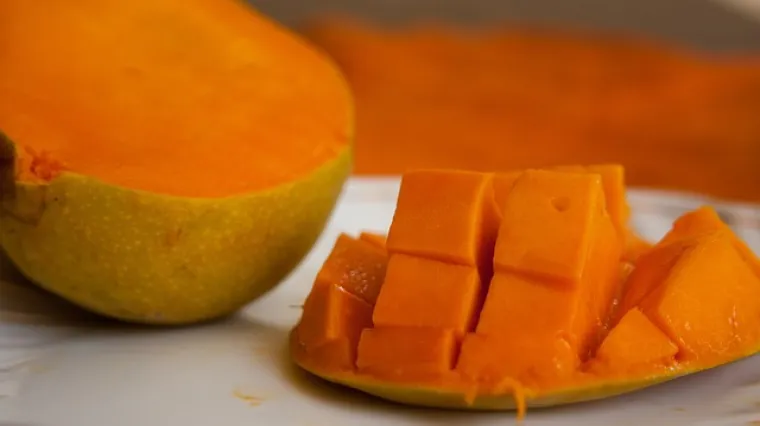 Kolač s mangom desert za ljetno osvježenje