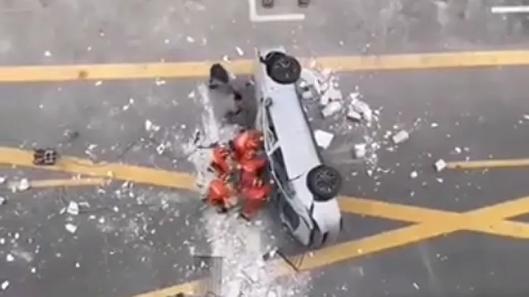 Bizarna nesreća u tvornici: Automobil sletio s trećeg kata sjedišta tvrtke, dvojica muškaraca poginula