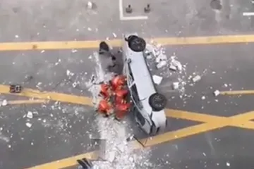 Bizarna nesreća u tvornici: Automobil sletio s trećeg kata sjedišta tvrtke, dvojica muškaraca poginula