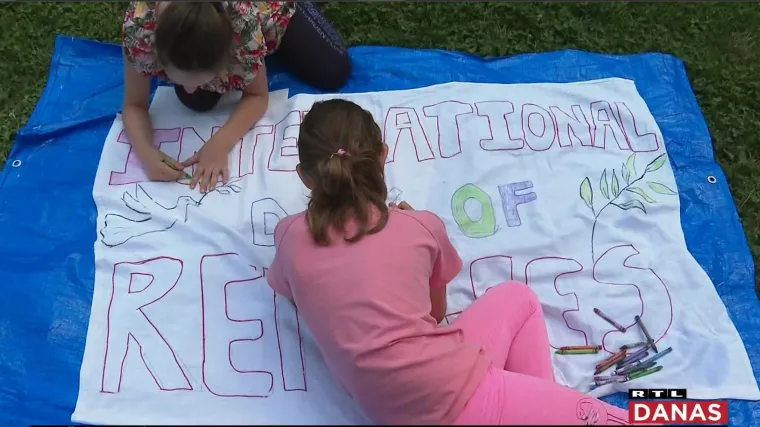 Djeca zajedničkim snagama napravila zastavu za Svjetski dan izbjeglica na zagrebačkom Ribnjaku