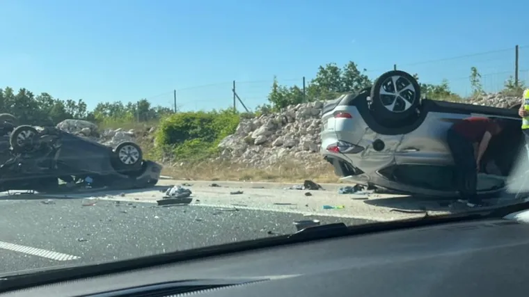 Totalni kaos: Dva auta zavr&scaron;ila na krovu nakon sudara na putu prema Zagrebu: 'Jedna osoba je zatražila pomoć'