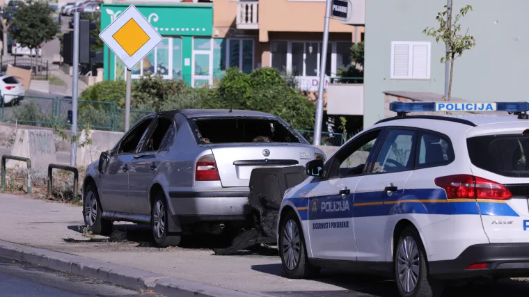 Splitski vatrogasci hvatali zmiju, pomagali stradalima u prometnoj pa onda gasili napušteno vozilo