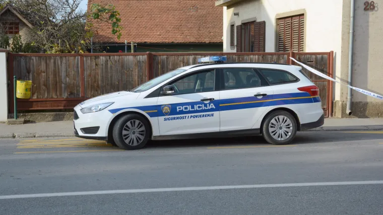 Mu&scaron;karac u Petrinji namjerno autom pokosio svoju suprugu: 'Izgledalo je grozno, odvezla ju je hitna'