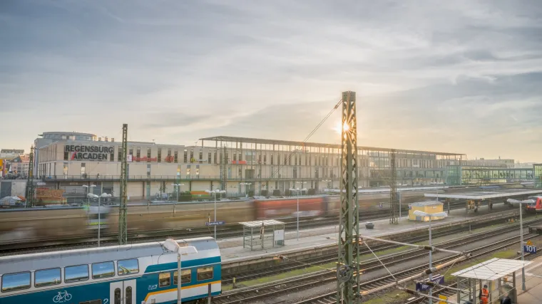 Pijani Hrvat napravio kaos na njemačkoj željeznici. Pao na prugu i ostao ležati, vlak zaustavili u zadnji tren