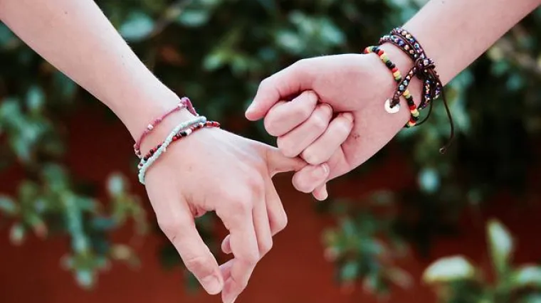 Na kojoj ruci se nosi narukvica?