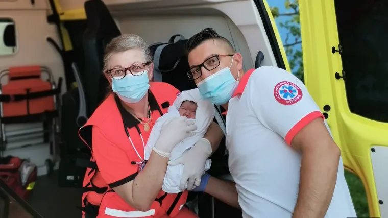 Neobična intervencija hitne pomoći u Međimurju, usred noći porodili djevojčicu: 'Namučila nas je&hellip;'