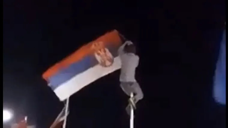 Mladić u Požegi se popeo na jarbol i skinuo srpsku zastavu, objasnio i za&scaron;to je to učinio