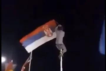 Mladić u Požegi se popeo na jarbol i skinuo srpsku zastavu, objasnio i zašto je to učinio