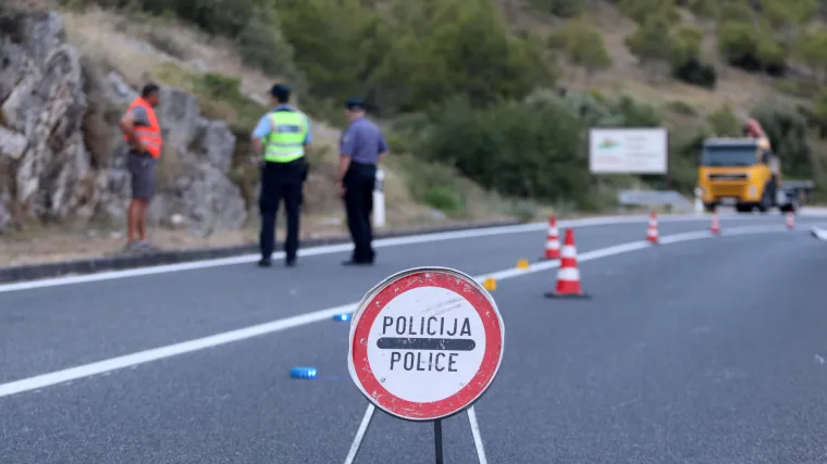 Na autocesti A1 naletio na kolonu i udario u autobus: Preminula suputnica iz automobila (83)