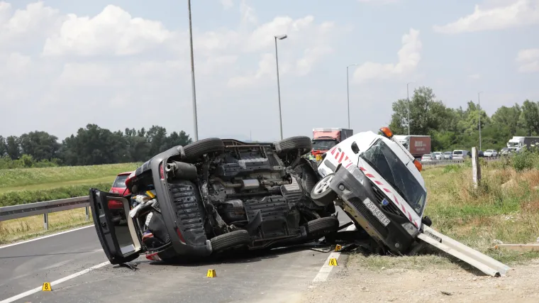 FOTO Te&scaron;ka prometna nesreća kod Zapre&scaron;ića. Sudarilo se osobno i ophodno vozilo, probili su ogradu