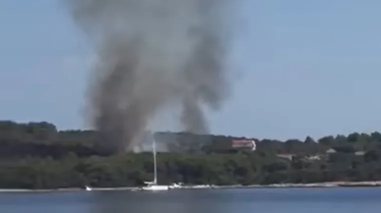 Gori na Paklenim otocima, u akciji kanaderi: 'Nadamo se da će oni rije&scaron;iti glavninu požara'