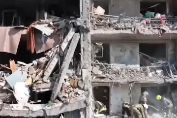 Rusi tvrde da su napustili Zmijski otok dobrovoljno, Ukrajinci kažu da su ih protjerali. Rusi uništili stambenu zgradu