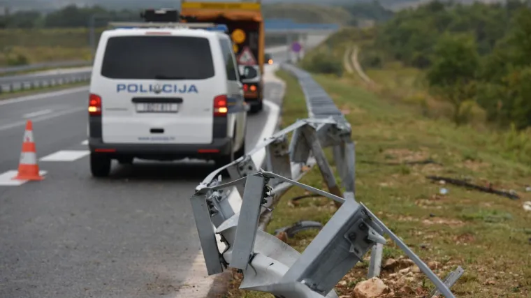 Vozač motocikla poginuo kada se u njega zabio kombi iz suprotna smjera: Preticao je kamion