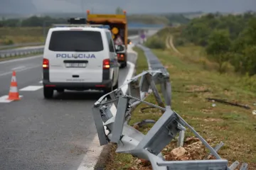 Vozač motocikla poginuo kada se u njega zabio kombi iz suprotna smjera: Preticao je kamion