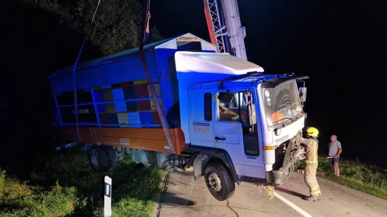 Detalji te&scaron;ke prometne nesreće kod Petrinje: U sudaru kamiona i automobila poginule dvije osobe, tri ozlijeđene