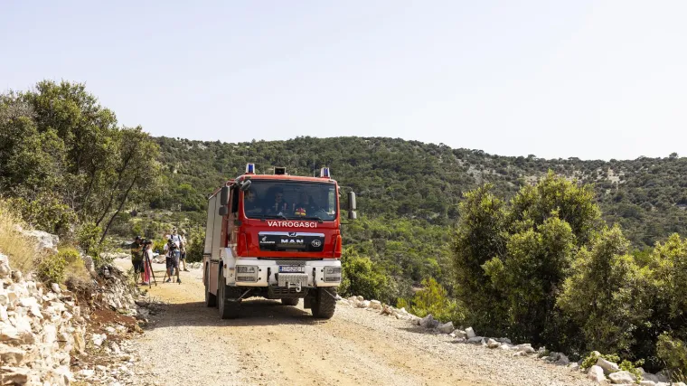 Brački vatrogasci imali su pune ruke posla: U nedjelju su intervenirali čak  dva puta