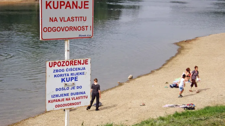 Policija i HGSS tragaju za 46-godišnjakom na petrinjskom kupalištu: Zaronio je i nestao