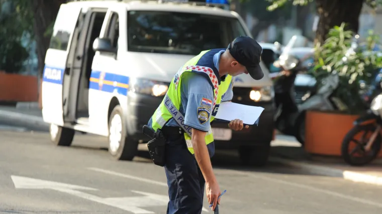 Te&scaron;ka prometna nesreća kod Đakova: Smrtno stradao 60-godi&scaron;njak, suvozač te&scaron;ko ozlijeđen