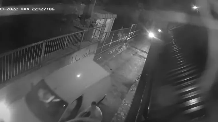 VIDEO Filmska potjera u Sarajevu. Ukrao vozilo, skrivio 4 nesreće pa iskočio iz njega i pobjegao policiji