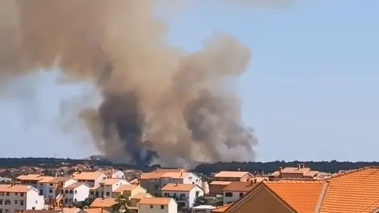 Vatrena stihija kod Pule stavljena pod nadzor: Ga&scaron;enje otežava vjetar