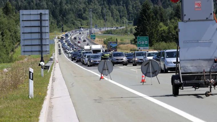 Zapalio se automobil na A1, nastala kolona duga sedam kilometara