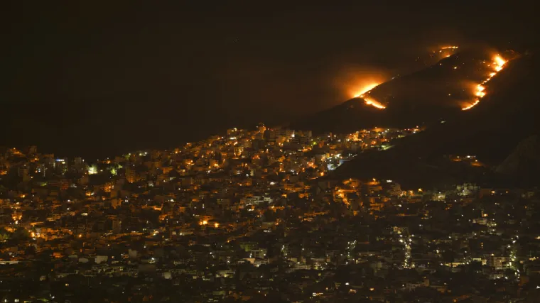 Veliki požar kod Atene izmaknuo kontroli, morali evakuirati cijeli grad!