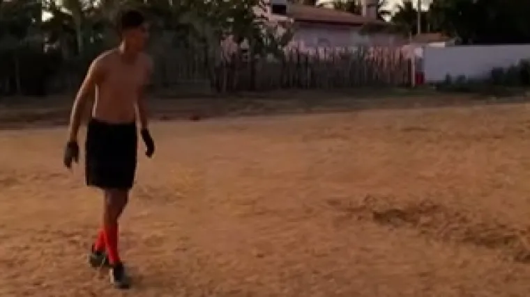 Donedavno se snimao u blatu s nogometnom loptom, a sada svi znaju za njega: Postao je bogata&scaron; i može si priu&scaron;titi &scaron;to god želi