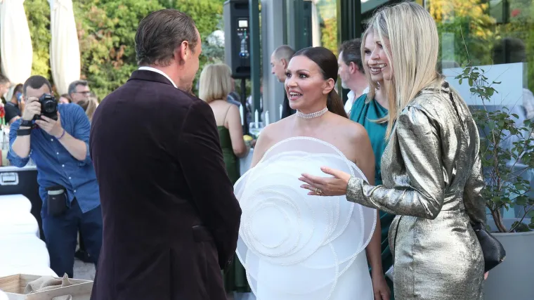 Nina Badrić dala finu svoticu za rođendansku haljinu srpskog dizajnera zbog koje ju je bocnuo Enis Be&scaron;lagić: 'Obukla &scaron;e&scaron;ir naopako'