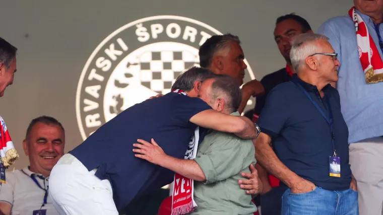 Zdravko Mamić banuo u ložu i napravio &scaron;ou pred 'đavoljim' odvjetnikom u Mostaru: Najpoznatiji HR bjegunac osvaja BiH