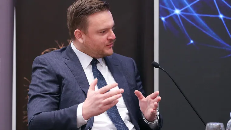 Budući ministar financija nije uživo mogao biti na sastanku parlamentarne većine. Razlog? Ima koronu