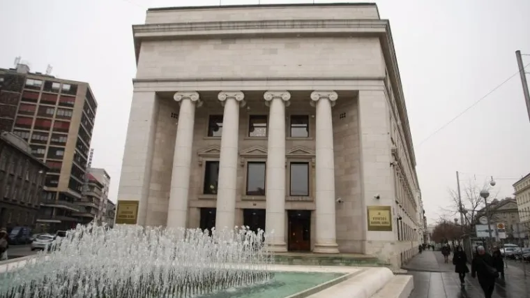 Alkoholizirani za&scaron;titar se stropo&scaron;tao niz stepenice HNB-a: Te&scaron;ko se ozlijedio, a pritom je zapucao