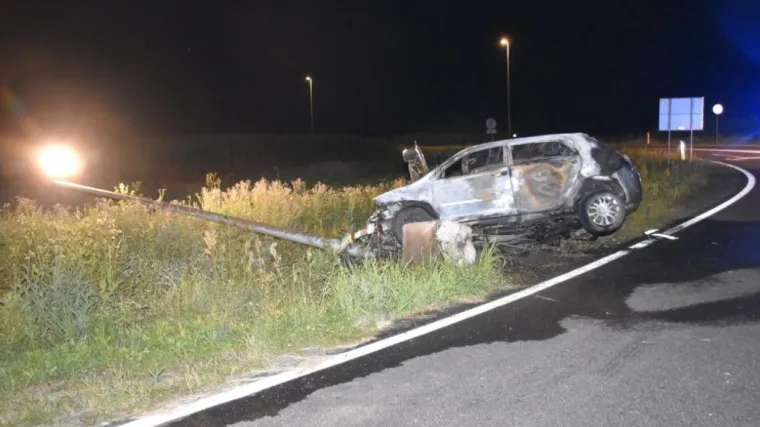 Pijani 18-godi&scaron;njak sletio s ceste, zabio se u stup, a na kraju mu se zapalio i automobil