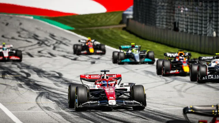 Kaos na kvalifikacijama: Oba Mercedesa izletjela, tri vozača u 82 tisućinke, Verstappenu pole position