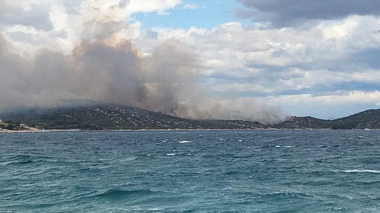 VIDEO/FOTO Veliki požar buknuo na Pašmanu: Na terenu tri kanadera, jaka bura otežava gašenje