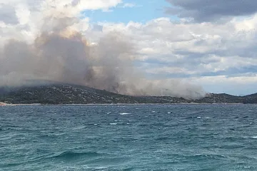 VIDEO/FOTO Veliki požar buknuo na Pašmanu: Na terenu tri kanadera, jaka bura otežava gašenje