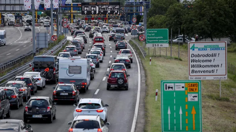 Na A4 promet usporen zbog nesreće, pred Zagrebom kilometarska kolona