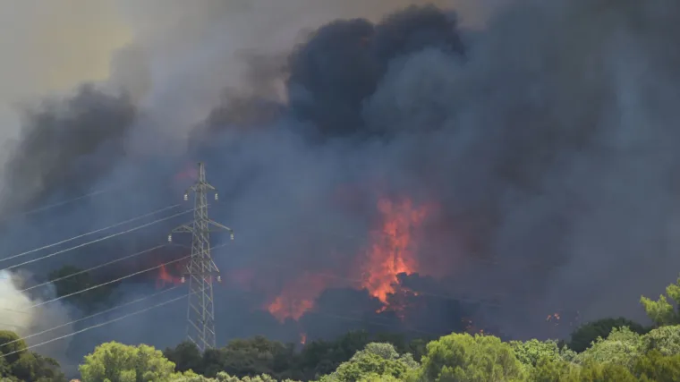 FOTO Jo&scaron; bukti u Puli, ali je požar pod nadzorom, bolnica ostala bez struje. 'Mislili smo da nema izlaza'