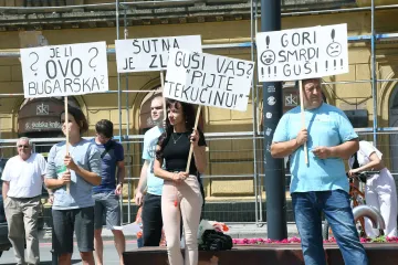 Nakon višednevnog požara odlagališta otpada u Sisku organizirali prosvjed: 'Siščani ne žele biti smetliščani'