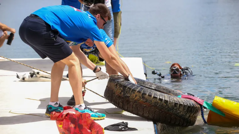 Iz Jaruna izvađeno 700 kilograma otpada: Od guma, kanua i sajli do plastičnih boca i limenki