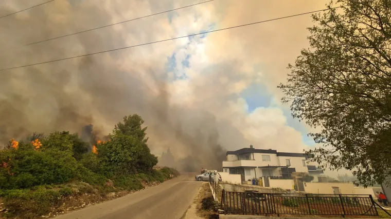 FOTO Požar koji je jučer buknuo u Puli, vidio se i iz svemira: Pogledajte kako ju je snimio satelit Sentinel-2