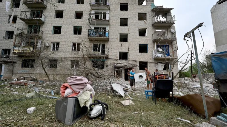 Broj poginulih u raketiranju zgrade u Ukrajini porastao na 31: 'Devet osoba je izvučeno iz ruševina'