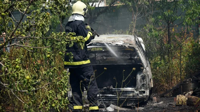 Policija objavila gdje je točno i kako krenuo veliki požar u Puli. Izgorjelo je 28 vozila, traktor, kampica...